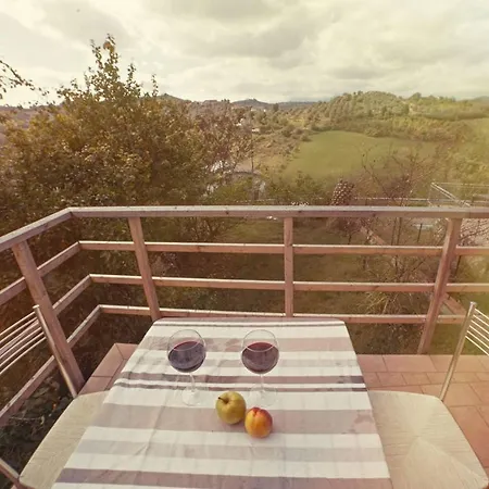 别墅 Rustic House: Garden, Mountain View