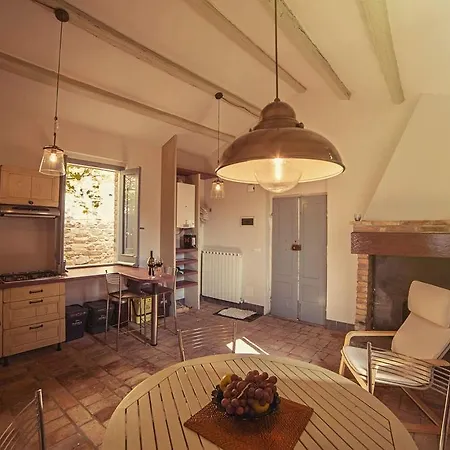 Rustic House: Garden, Mountain View Picciano