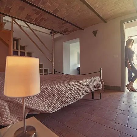 Rustic House: Garden, Mountain View Picciano