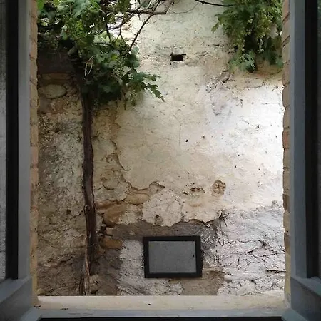 Rustic House: Garden, Mountain View Picciano